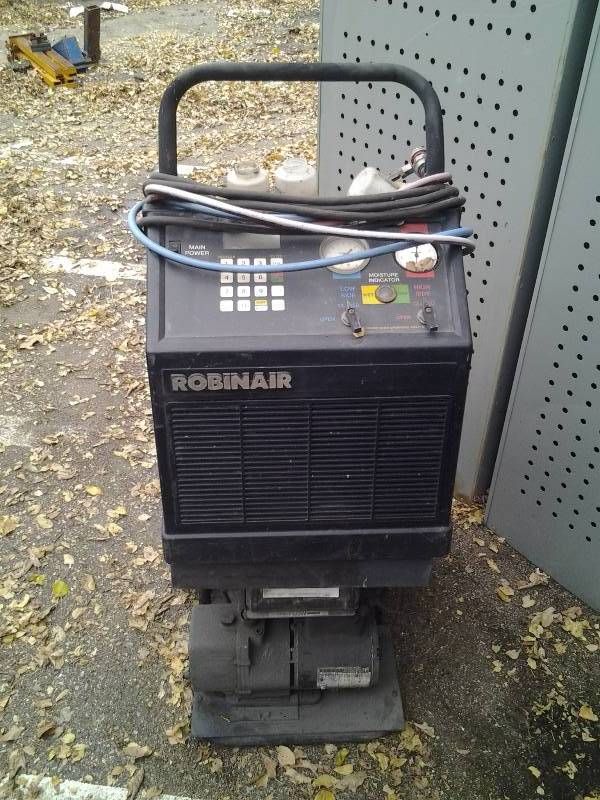 lot 22 image: R-134 Robin Air AC Recycler