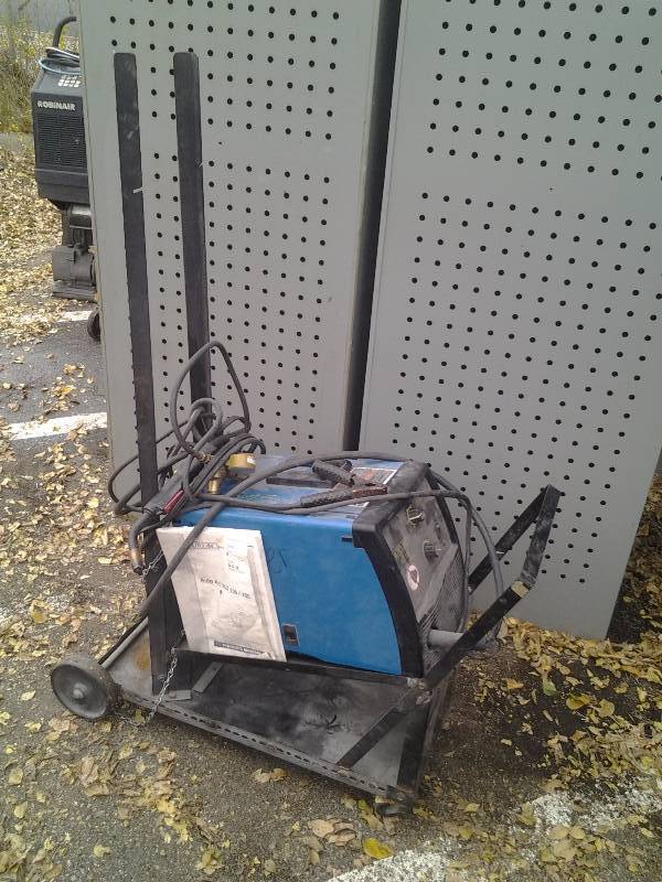 lot 23 image: Auto Arc XLT-135 115V MIG Wire Feed Welder With Cart