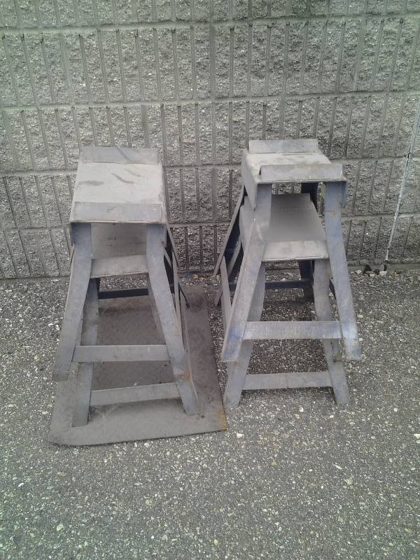 lot 29 image: 4-Stands (3-Ton Each)