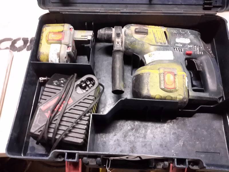lot 19 image: BOSCH 11524  Cordless Rotary Hammer Drill