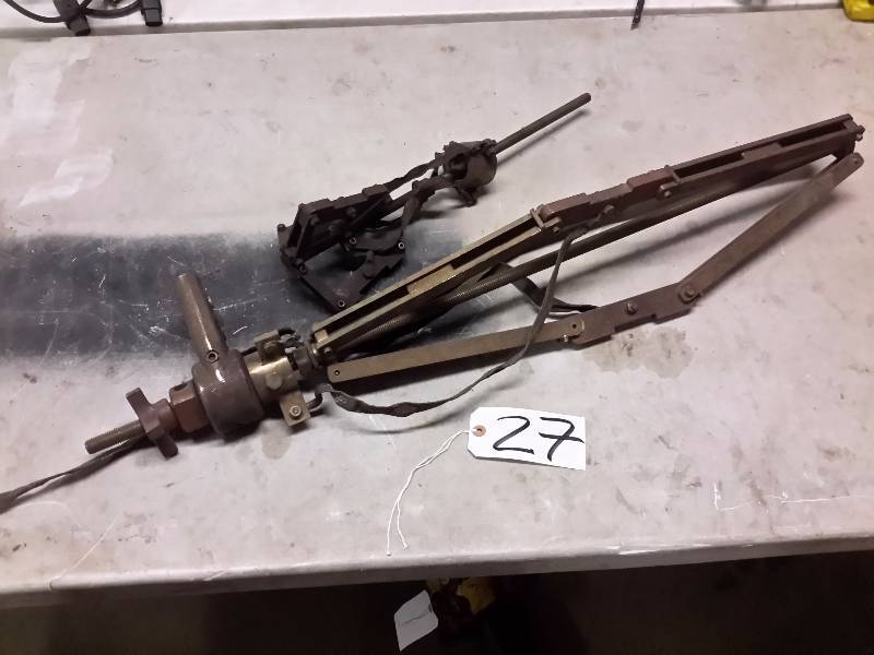 lot 27 image: Pipe Lifting tools