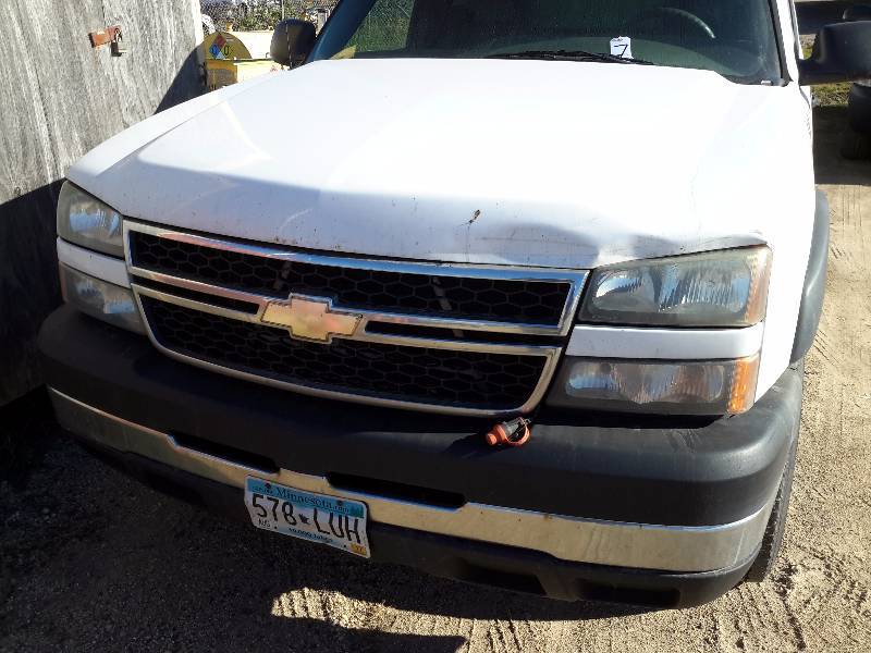 lot 7 image: 2006, Chevy Silverado Pickup with topper