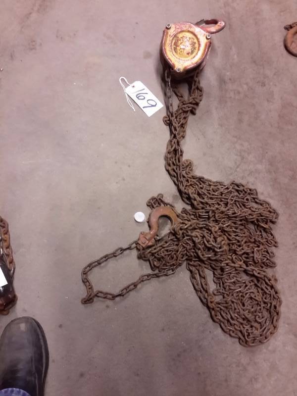 lot 169 image: Cant read the writing.. Chain Hoist.. Either 34 or 1 ton