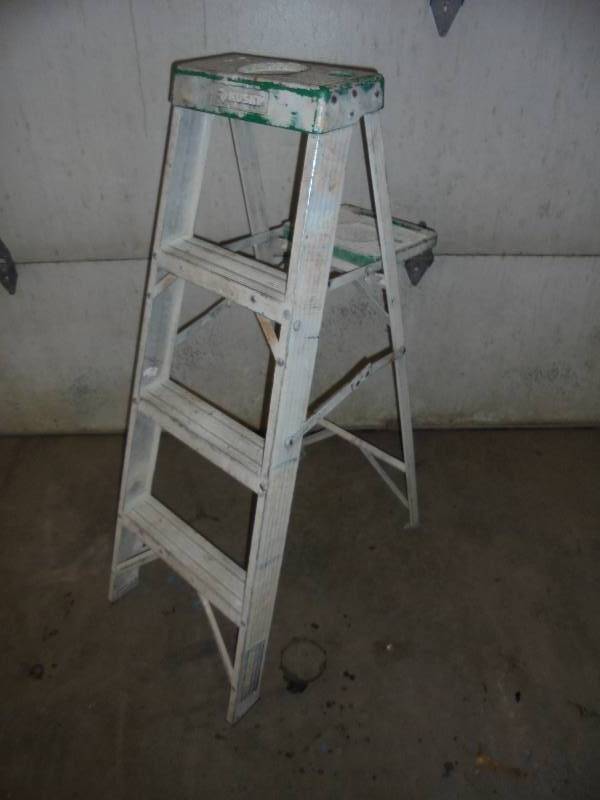 lot 8 image: Husky 4ft Aluminium Step Ladder