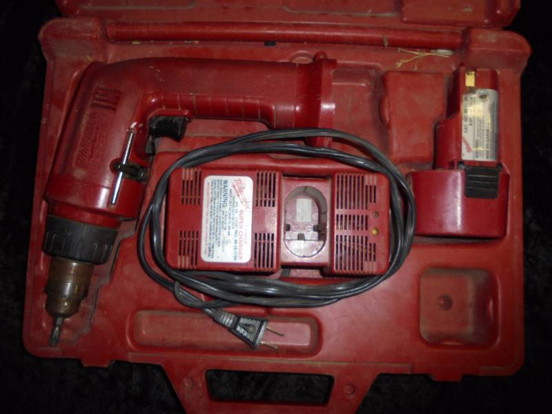 lot 11 image: Heavy Duty Milwaukee Cordless DriverDrill, Charger & Battery