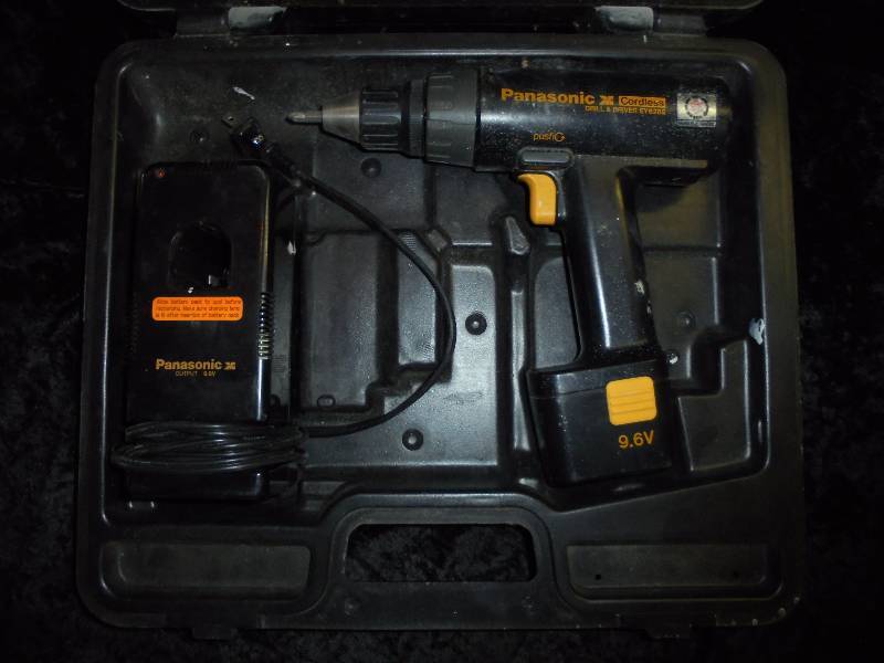 lot 15 image: Panasonic 9.6v Cordless DrillDriver, Charger