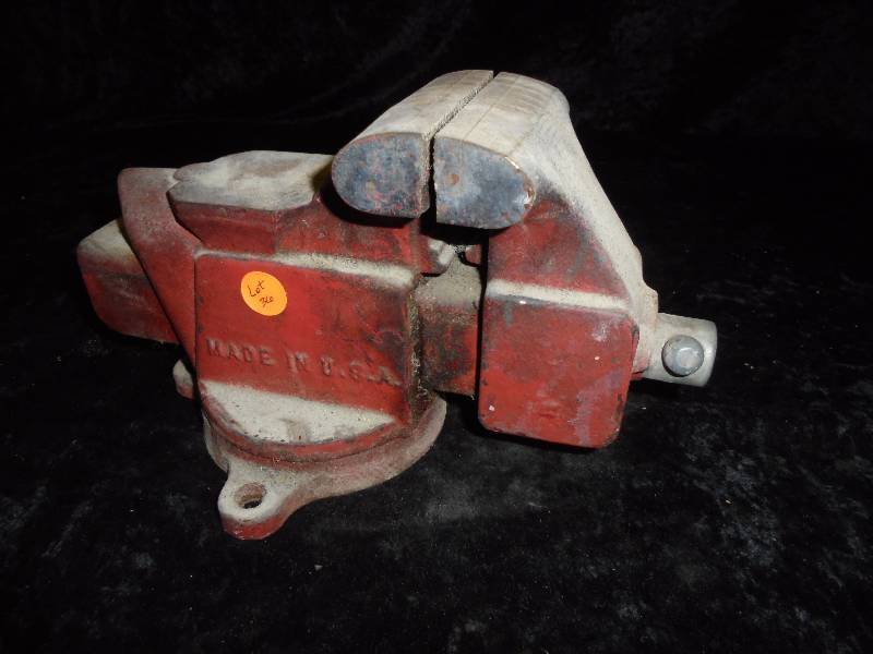 lot 29 image: Columbian Vise