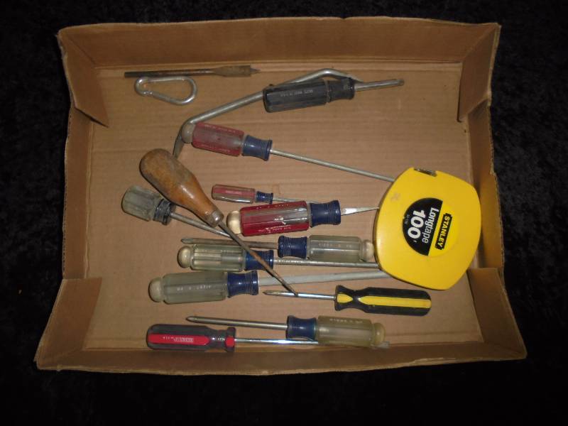lot 44 image: Lot - Screwdrivers & Stanley 100 Tape Measure