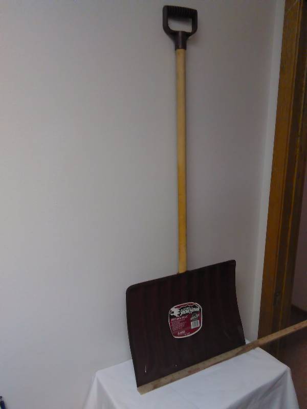 lot 6 image: Ames Snow Hawk Shovel