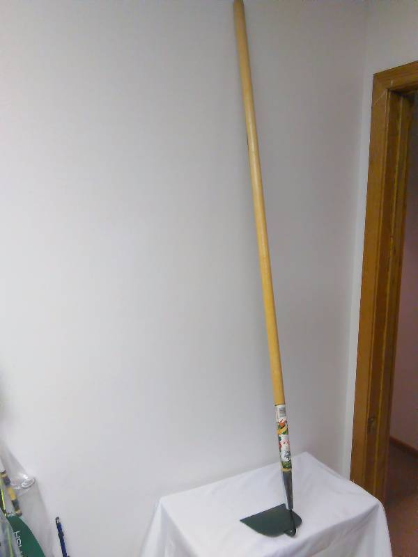 lot 7 image: Quality Plus Garden Hoe
