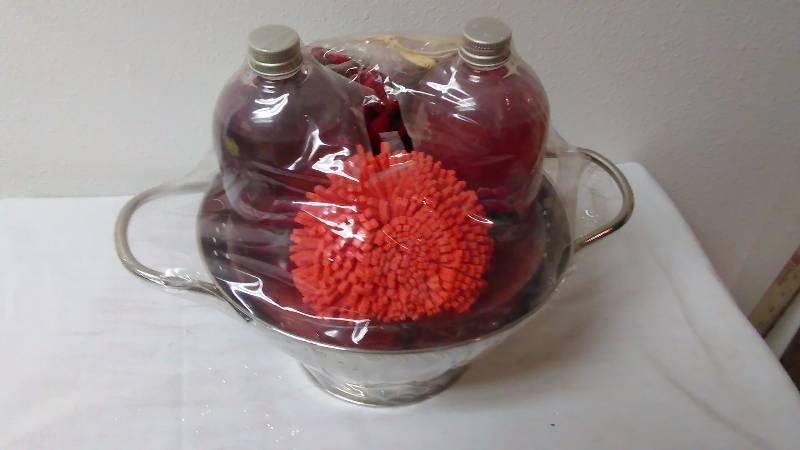 lot 76 image: Daily Touch Shower Bath Gift Set