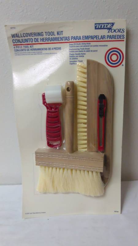 lot 117 image: Hyde Wallpapering Tool Kit (roller, brushes, knife)
