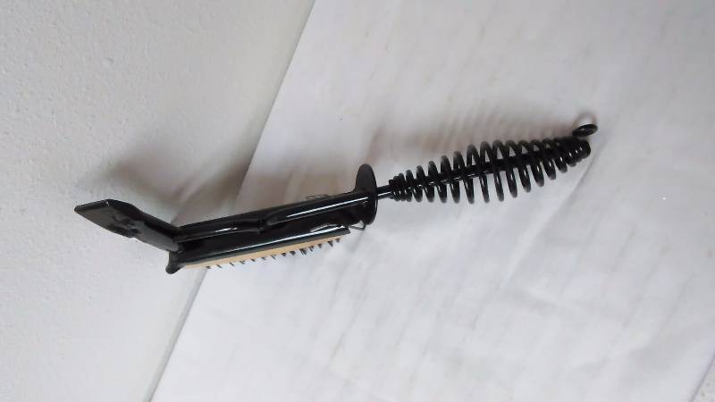 lot 128 image: Pit Bull Chih059 Welding Chipping Hammer with Brush