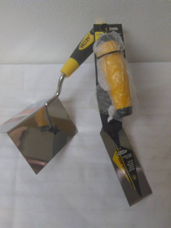 lot 140 image: Concrete Finishing Tools (2)