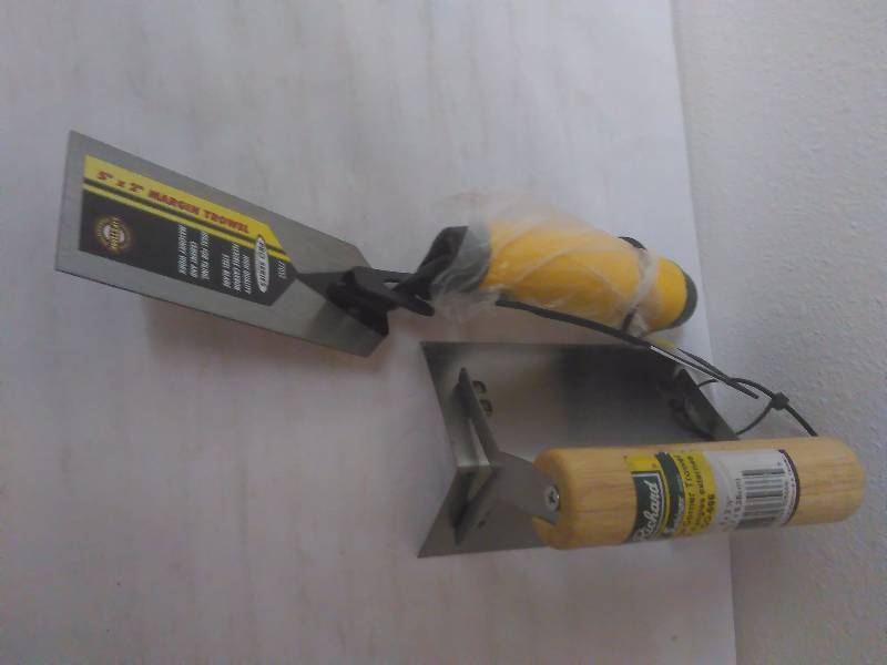 lot 141 image: Concrete Finishing Tools (2)