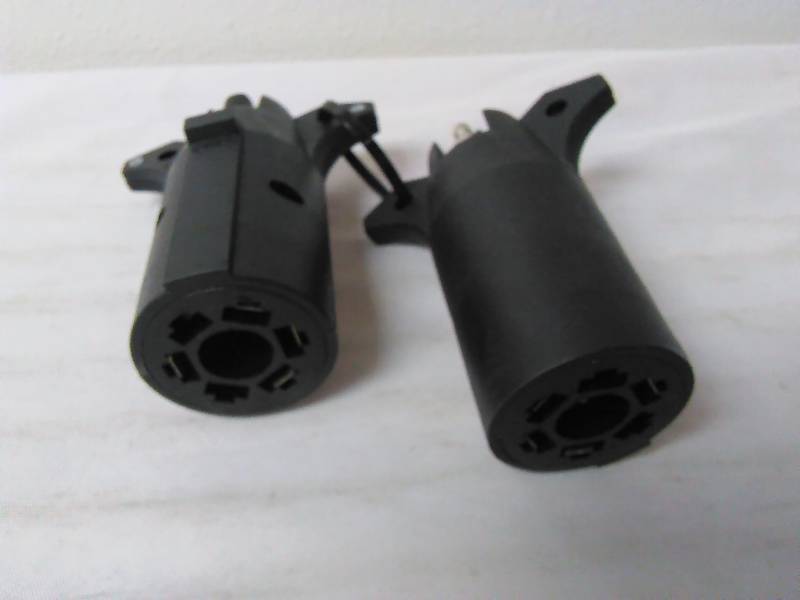 lot 188 image: Trailer Light Plug adapters, from 7 pin to 4. (2)
