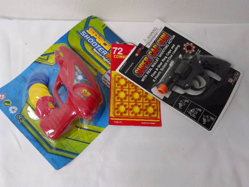 lot 233 image: Disc Shooter and Cap Gun