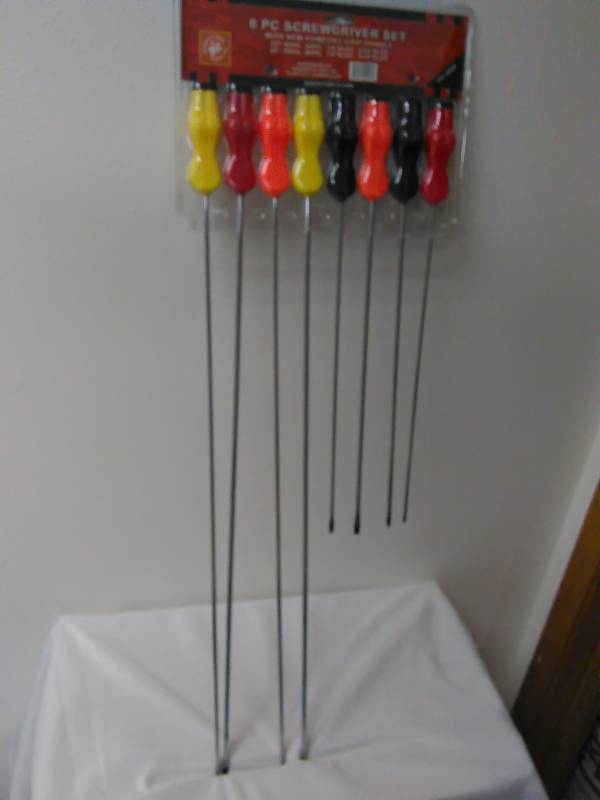 lot 248 image: Long Handled Screwdrivers Phillips and Flat, 8ct