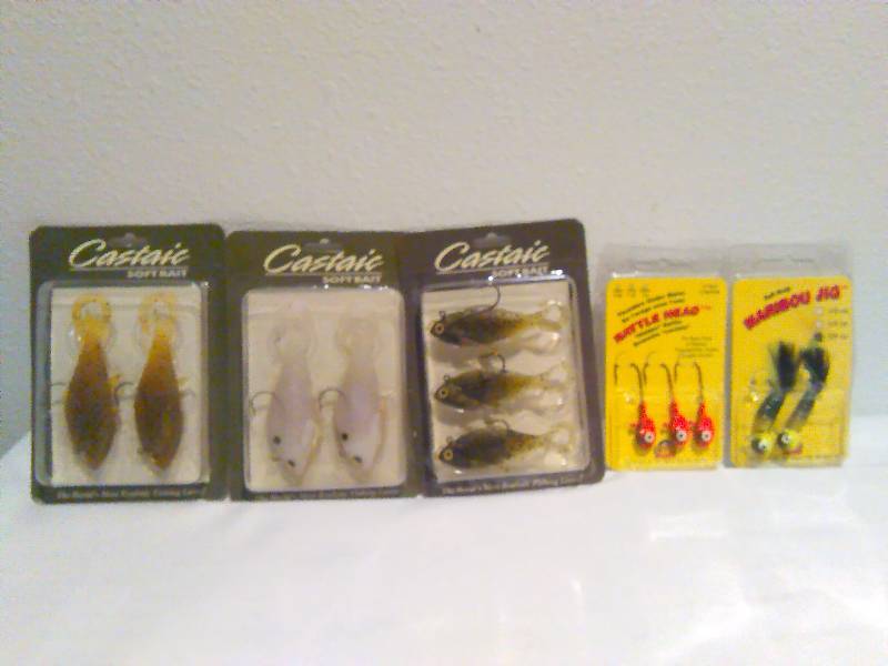 lot 303 image: Castaic (3) and Rattleheads (1) maribou Jigs (1) Fishing Lure