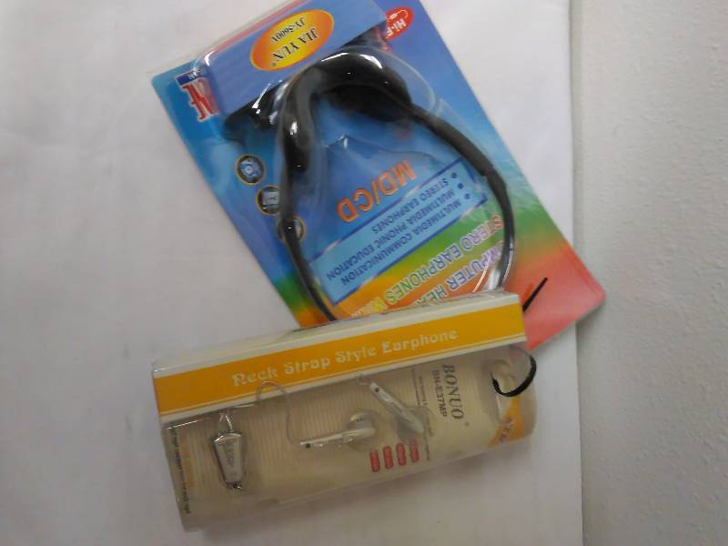 lot 354 image: Headphones and Ear bud set, for Multi Media Devices