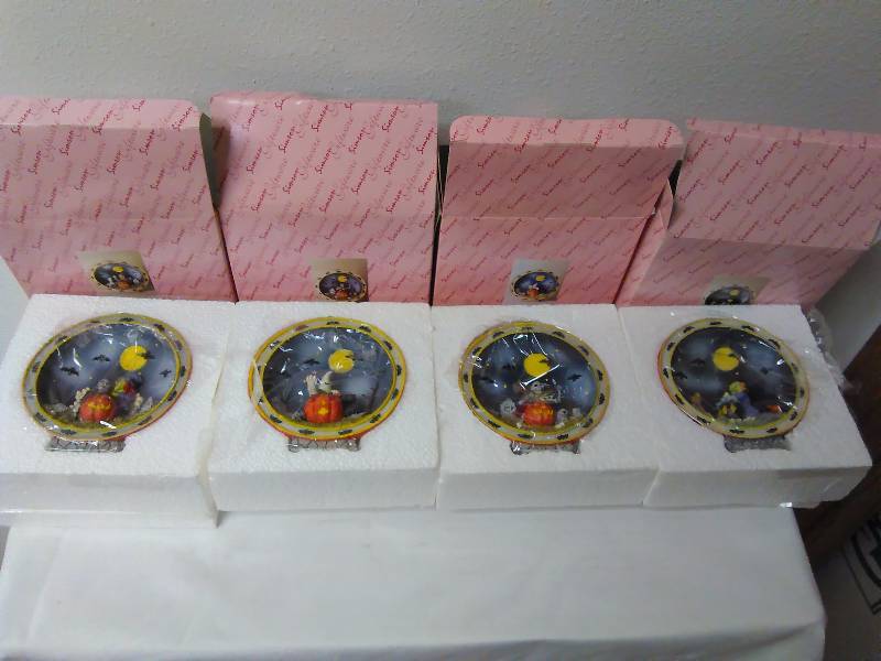 lot 365 image: Halloween Dcor 8 sets of 4 different Designs (32)