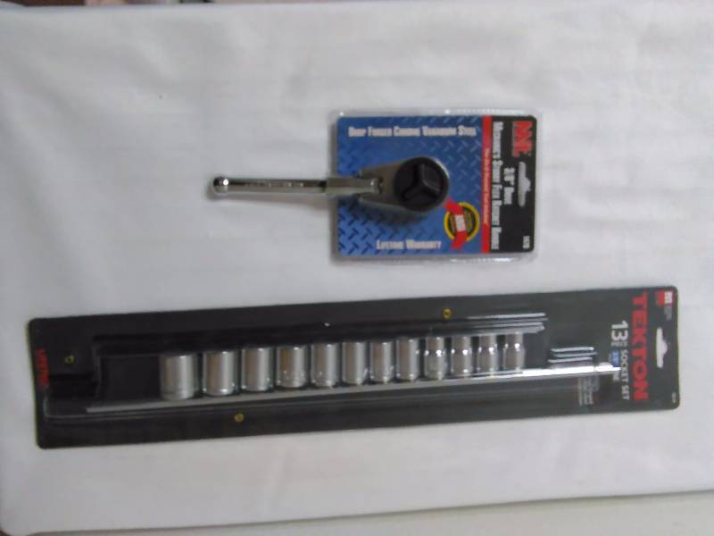 lot 372 image: 13 pc Socket Set and Ratchet
