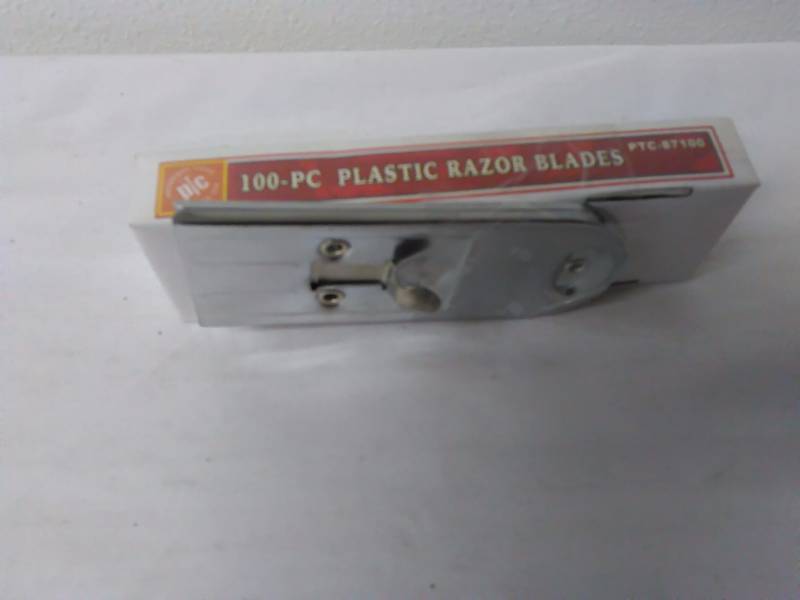 lot 410 image: Plastic Razor Blades (100ct)  Scraper and holder