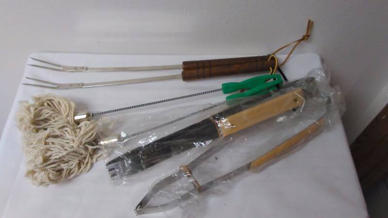 lot 450 image: Barbeque Tool Set Forks, Tongs, Sauce Mop  2 each