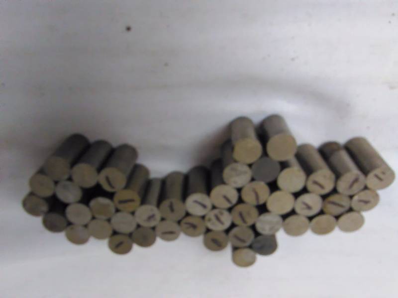 lot 480 image: Magnets 1.25 long x  in. Diameter (44)