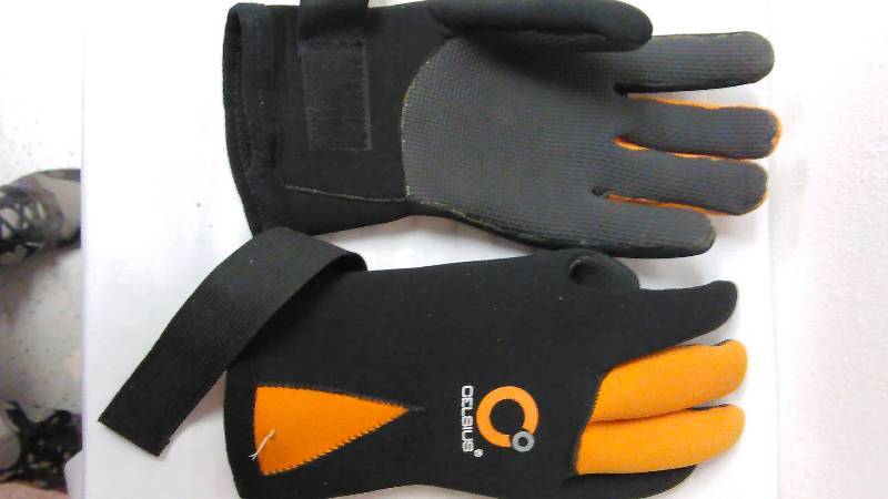 lot 501 image: Celsius Gloves, Neoprene with Velcro closure, large