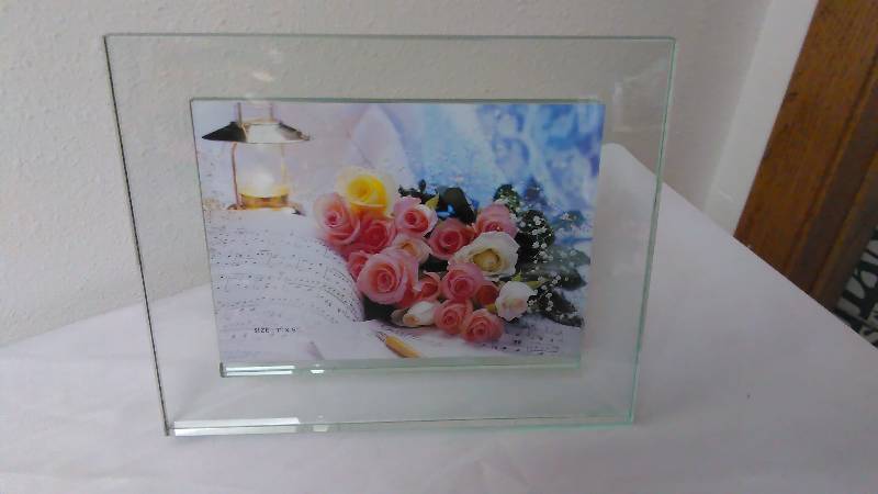 lot 595 image: Simson Giftware Glass Picture Frame, 5 x7