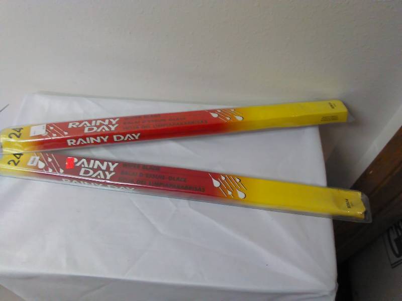 lot 605 image: 24 in. Wiper Blades 1 pr.