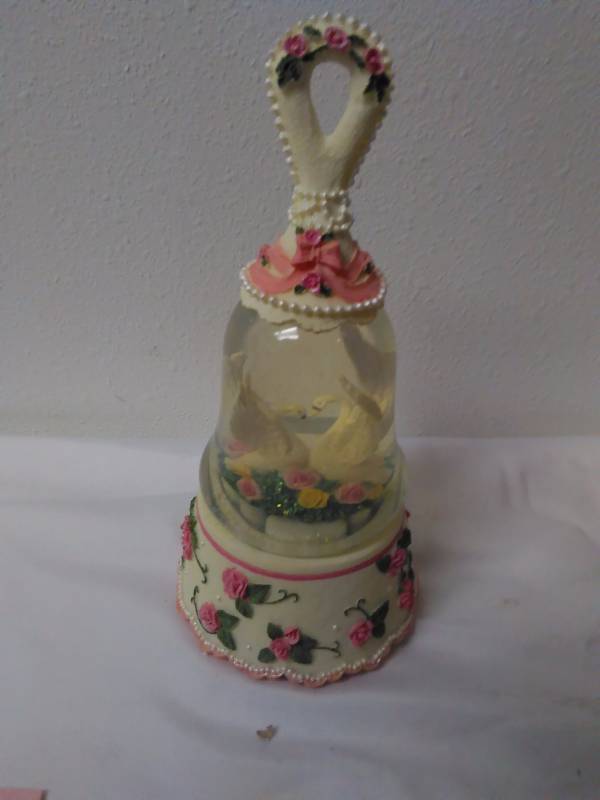 lot 653 image: Swan Snow Globe, Music Box, Simson giftware (1)