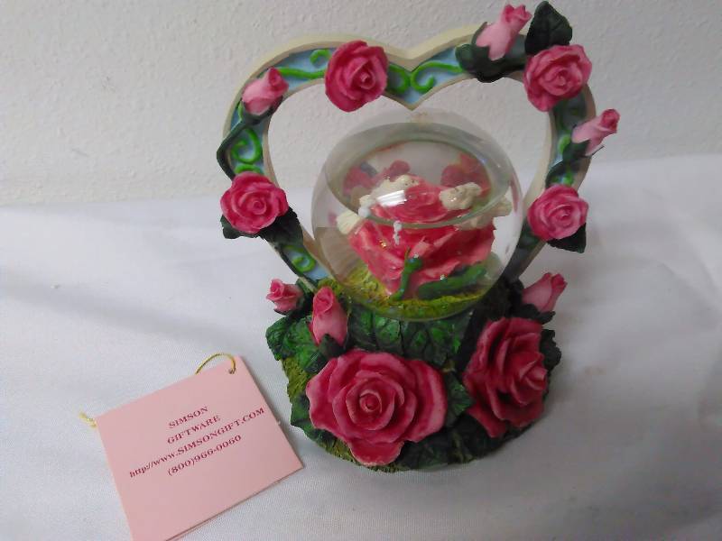 lot 654 image: Heart Snow Globe, Simson Giftware