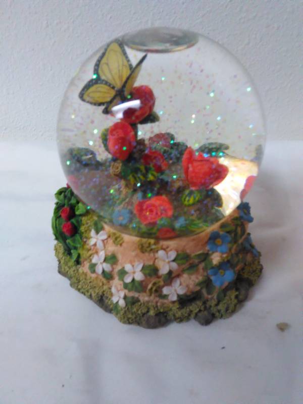 lot 656 image: Butterfly Snow Globe Music box, Simson Giftware