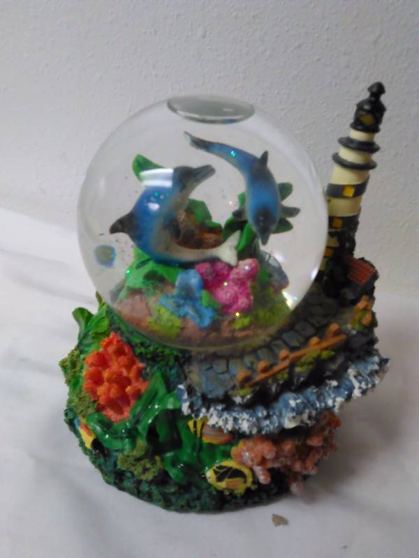 lot 657 image: Dolphin Snow Globe Music box, Simson Giftware