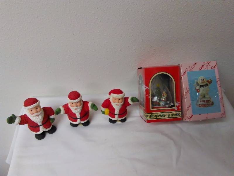 lot 680 image: Assorted Christmas Decorations (5)