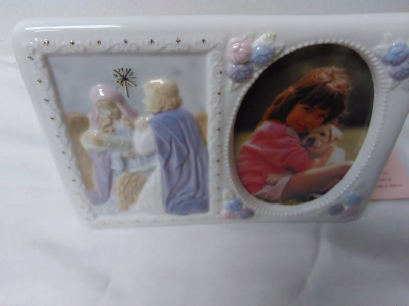 lot 716 image: Holy Family Ceramic Photo Frame, lighted, 4 x 5 in