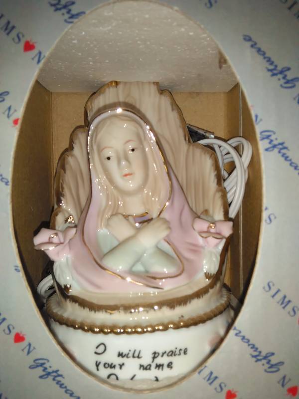 lot 717 image: I will praise your Name Forever Figurine, Ceramic