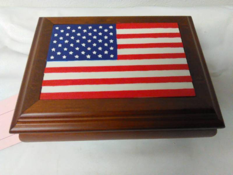 lot 718 image: Mens Jewelry Box, plays America The Beautiful