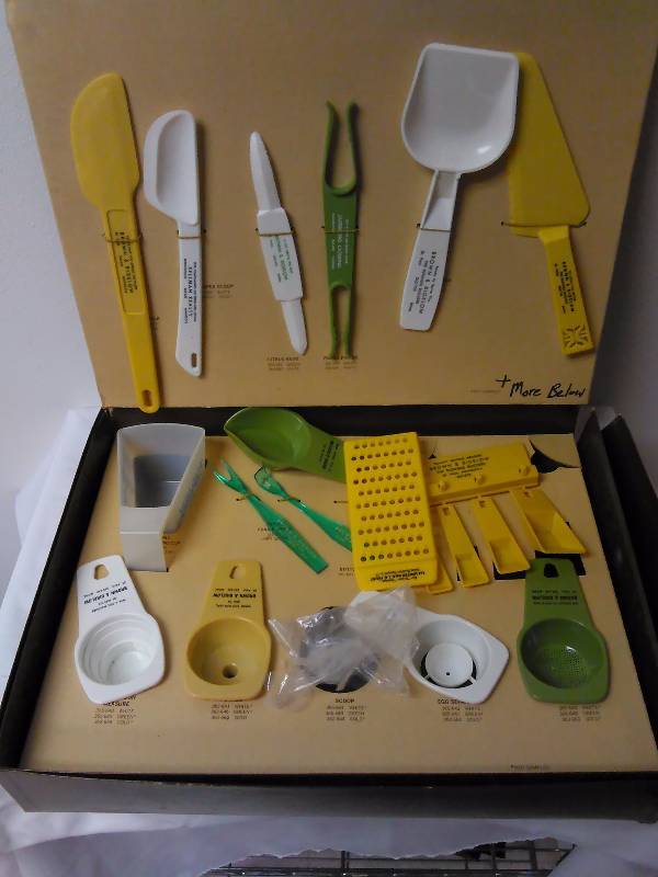 lot 724 image: Brown and Bigalow Salesmans Kit, Vintage Advertising, Utensils