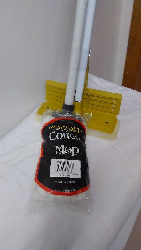 lot 776 image: Sponge Mop and String Mop Combo