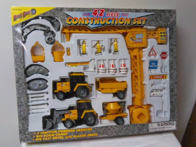 lot 725 image: Construction Set, 42 pcs, Tractor is 5.5 in. long, by Road Gear