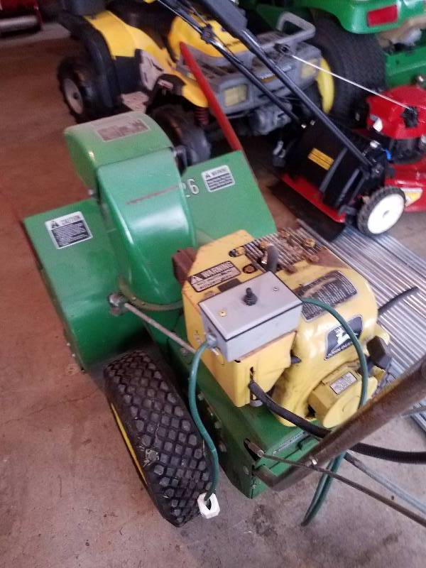 lot 9 image: John Deer Snowblower