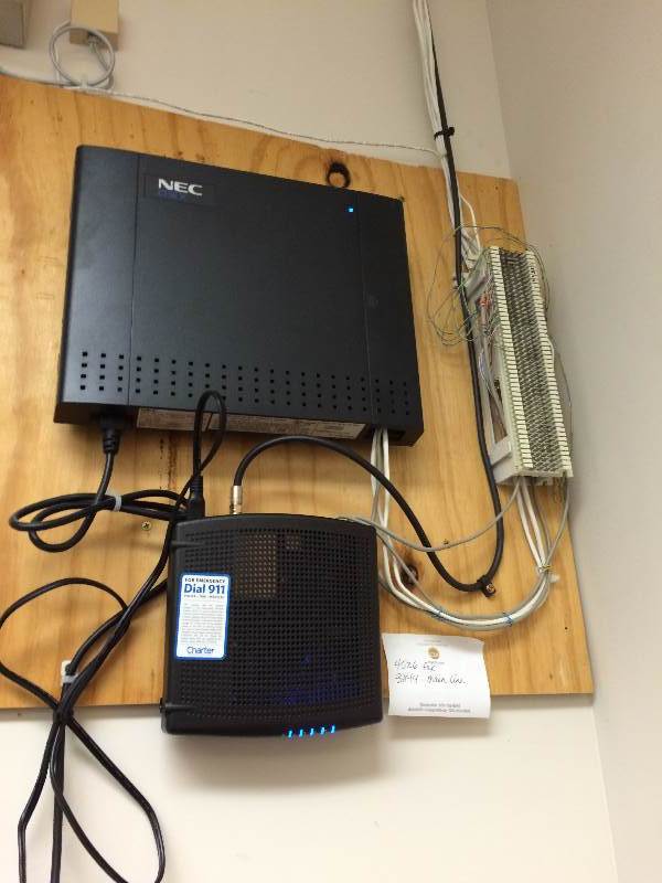 lot 1 image: WOW Retails NEW $1400 HIPPA Compliant NEC DSX-40 Phone System Includes 4 NEC DSX 22B Display Telephones- Black - Excellent Condition