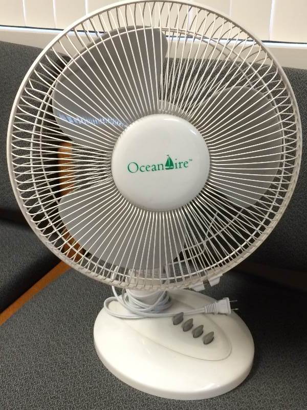 lot 4 image: OceanAire 3 Speed Oscillating Table Fan - White - Excellent Condition