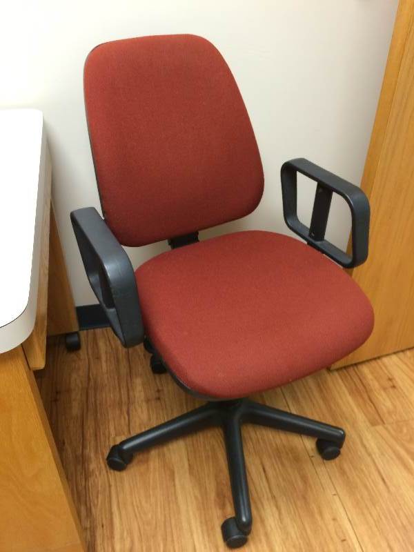 lot 35 image: Rolling Swivel Chair - Nice Condition