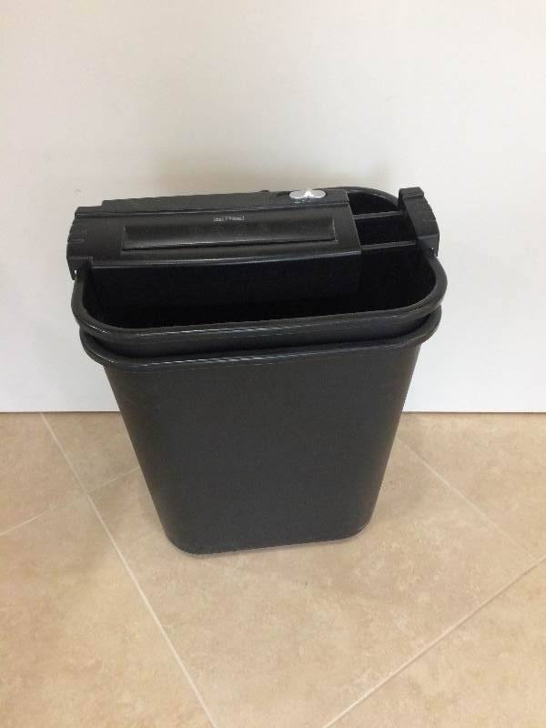 Portable Shredder With 2 Trash Cans Excellent Condition Jireh