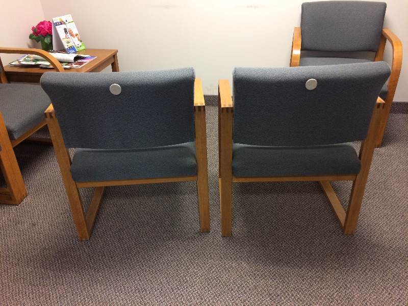 lot 55 image: WOW Retails New $1500 2 High Quality Lesro Industries Weston Medium Oak Finish Sweeping Transitional Arm Reception Lobby Charcoal Guest Sled Base Seats Chairs - Super Condition