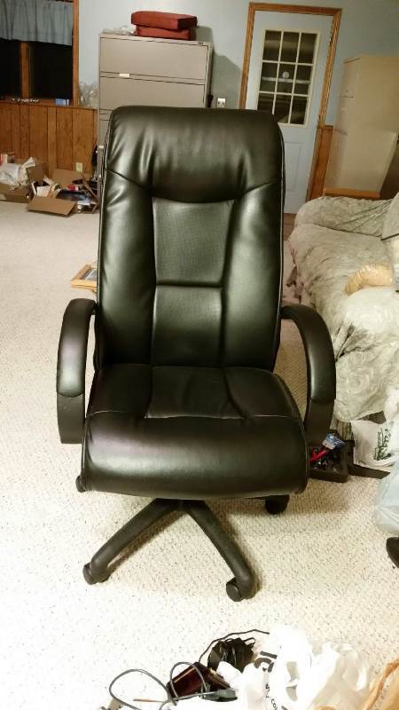 lot 63 image: Rolling Leather Cushioned Executive High Back Office Chair wArm Rests- Black - Nice Condition